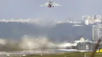 Jet tempur Mirage 2000 milik Taiwan lepas landas di pangkalan udara di Hsinchu, Taiwan utara, pada Selasa, (10/12/2024), saat Kementerian Pertahanan Taiwan menyatakan mereka mendeteksi kapal angkatan laut dan pesawat militer China dalam jumlah besar. (Dok. AP/Chiang Ying-ying)