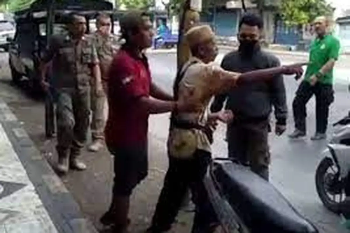 Satpop PP Probolinggo amankan pengamen yang viral nyawer biduan dangdut dari hasil mengamenya (Istimewa)