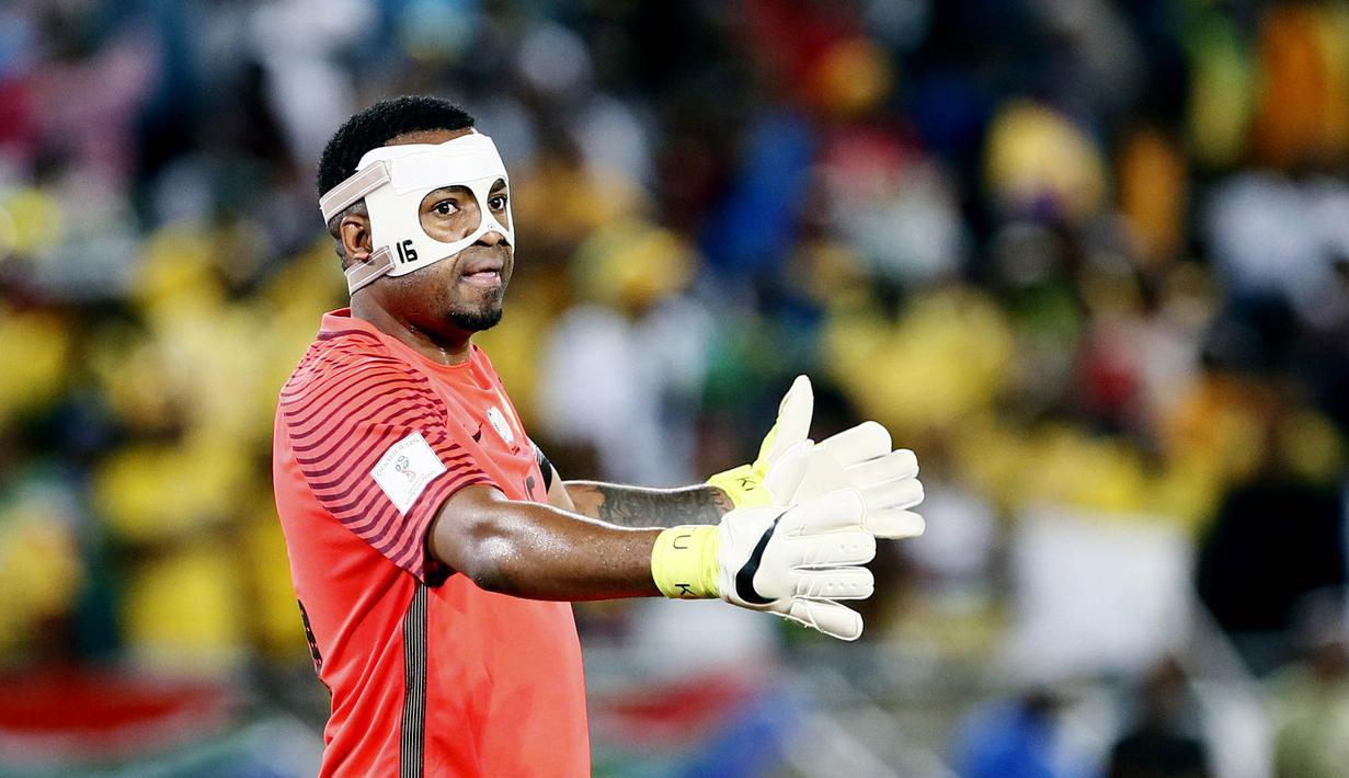 Kiper Afrika Selatan, Itumeleng Khune, berusaha menangkap bola saat pertandingan melawan Senegal pada laga kualifikasi Piala Dunia 2018 di Stadion The Peter Mokaba, Jumat (10/11/2017). Senegal menang 2-0 atas Afrika Selatan. (AFP/Phill Magakoe)