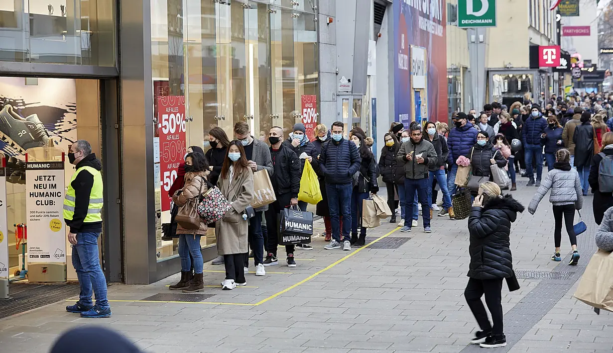Orang-orang berbelanja di kawasan perbelanjaan Mariahilfer selama akhir pekan menjelang peningkatan aturan lockdown di Wina, Austria, 14 November 2020. Austria memerintahkan lockdown nasional selama tiga pekan mulai 17 November untuk membatasi penyebaran COVID-19. (Xinhua/Georges Schneider)
