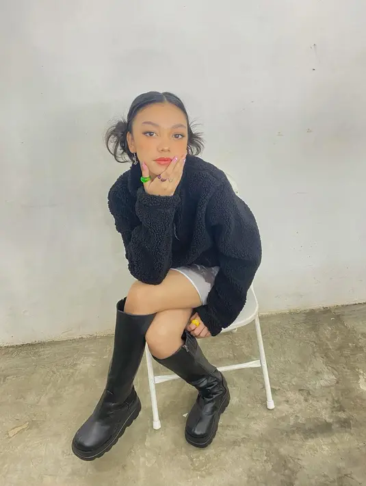 Di outfit yang satu ini, Naura Ayu memberikan inspirasi dengan memadukan rok mini dengan jaket tebal bisa dijadikan sebagai outfit nge-date yang stylish. Dipadukan dengan high boots yang memang cocok digunakan di musim hujan. (instagram/naura.ayu)