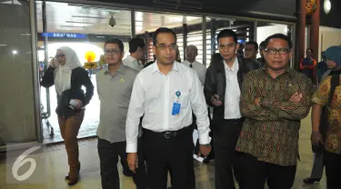 Ketua Komisi V, Fary Dj Francis (kanan) didampingi Dirut AP2, Budi Karya Suma di tiba di Terminal 2E Bandara Soetta, Tangerang, Senin (6/7/15). Fary meninjau kebakaran yang terjadi di Terminal 2E pada Minggu (5/6) lalu. (Liputan6.com/Herman Zakharia)