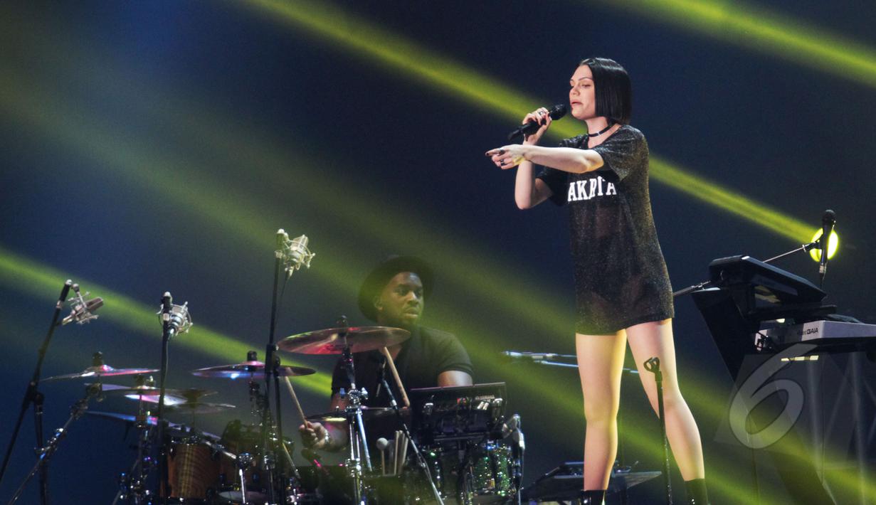 Penyanyi asal Inggris, Jessie J menutup Java Jazz Festival 2015 dengan lagu Bang Bang di JIExpo Kemayoran, Jakarta, Minggu (8/3/2015). (Liputan6.com/Faizal Fanani)