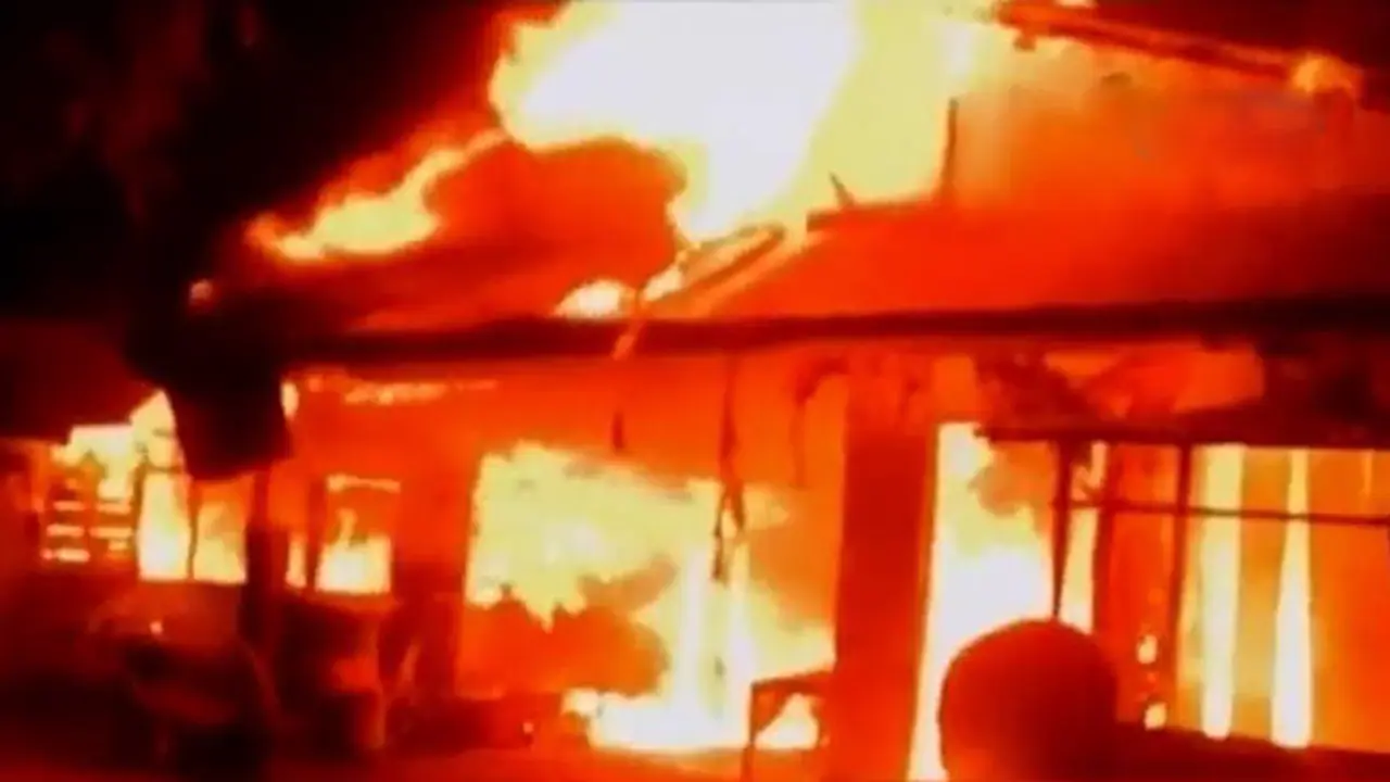 VIDEO: Terlelap Saat Kebakaran, 2 Warga di Padang Terpanggang