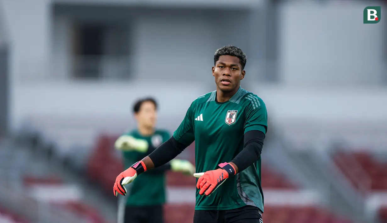 <p>Kiper Timnas Jepang, Zion Suzuki melakukan pemanasan saat latihan resmi menjelang laga lanjutan putaran ketiga Grup C Kualifikasi Piala Dunia 2026 melawan Timnas Indonesia di Stadion Utama Gelora Bung Karno (SUGBK), Senayan, Jakarta, Kamis (14/11/2024). (Bola.com/Bagaskara Lazuardi)</p>