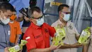 Petugas Badan Narkotika Nasional (BNN) menunjukkan paket sabu yang disita dari dua tersangka penyelundupan narkoba pada konferensi pers di Banda Aceh (13/10/2020). (AFP Photo/Chaideer Mahyuddin)