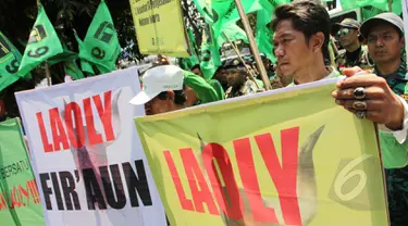 Ratusan kader PPP kubu Djan Faridz yang tergabung dalam Komunitas Muslim Pembela Kabah (Kompak) melakukan aksi unjuk rasa di depan Kemenkumham, Jakarta, Senin (16/3/2015). (Liputan6.com/Helmi Afandi)