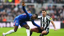 Bruno Guimaraes dan Moises Caicedo berebut bola dalam laga Liga Inggris antara Newcastle vs Chelsea di St. James Park, 20 Desember 2025. (Owen Humphreys/PA via AP)