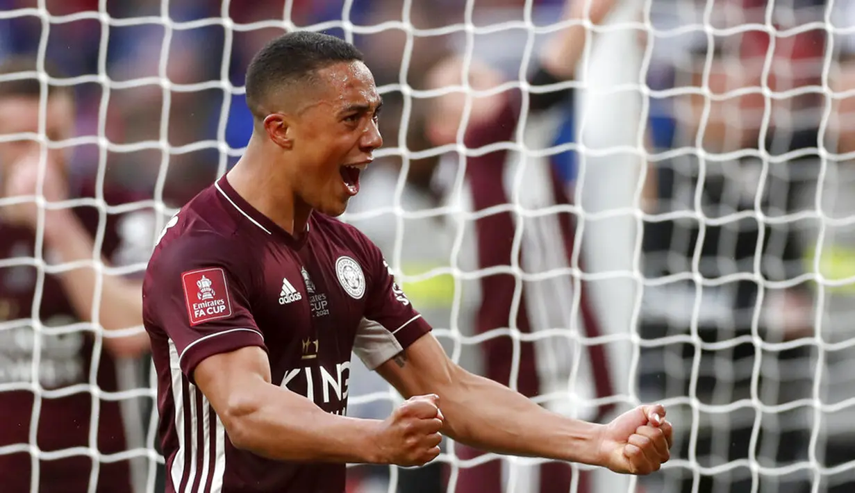 Pemain Leicester City Youri Tielemans melakukan selebrasi usai memenangkan pertandingan final Piala FA melawan Chelsea di Stadion Wembley, London, Inggris, Sabtu (15/5/2021). Leicester City mengalahkan Chelsea 1-0. (Matt Childs/Pool via AP)