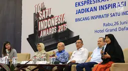 Penerima SATU Indonesia Awards 2015 Risna Hasanuddin (kanan) berbagi pengalaman di dunia pendidikan pada Bincang Inspiratif 10th SATU Indonesia Awards 2019 di Ternate (26/6/2019). Kegiatan tersebut merupakan program Semangat Astra Terpadu Untuk (SATU) Indonesia Awards. (Liputan6.com/HO/Ilham)
