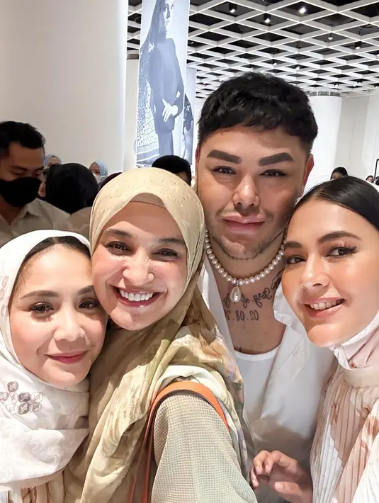 Hijab tersebut dipadukan dengan blus berdetail pleats dengan warna senada. [@paula_verhoeven/@shireensungkar].