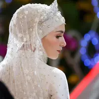 tiara ini awalnya dibuat untuk pernikahan Putri Azemah, kakak perempuan Pangeran Abdul Mateen, pada Januari 2023 lalu. Foto: Instagram/anis.haikk.