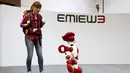 Petugas menunjukkan robot humanoid 'EMIEW 3' yang dapat membantu turis dari negara asing di Tokyo, Jepang, (8/4). Robot ini dikembangkan untuk memberikan layanan dan bimbingan yang diperlukan di toko-toko dan fasilitas umum. (REUTERS/Issei Kato)