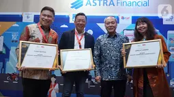 Direktur PT Astra International Tbk, Director in Charge Astra Financial Suparno Dasmin (kedua kanan) foto bersama dengan penerima penghargaan Marketeer of The Year Award 2019 di Jakarta, Rabu (4/12/2019). Grup Astra dianugerahi sebagai The Best Industry Marketing Champion 2019.(Liputan6.com/HO/Eko)