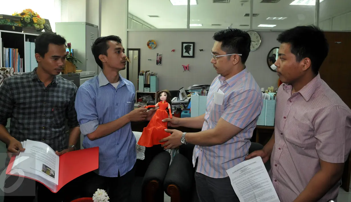 Aliansi Mahasiswa Peduli Parlemen mendatangi Mahkamah Kehormatan Dewan (MKD) DPR, Jakarta, Senin (21/9/2015). Mereka meminta MKD mengusut Puan Maharani dan Tjahjo Kumolo yang rangkap  jabatan sebagai anggota DPR dan Menteri. (Liputan6.com/Johan Tallo)