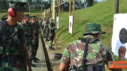 Citizen6, Surabaya: Latihan menembak ini dibagi menjadi dua gelombang yang pertama menembak percobaan dua kali tiga butir dilanjutkan sepuluh butir pelaksanaan. (Pengirim: Budi Abdillah)