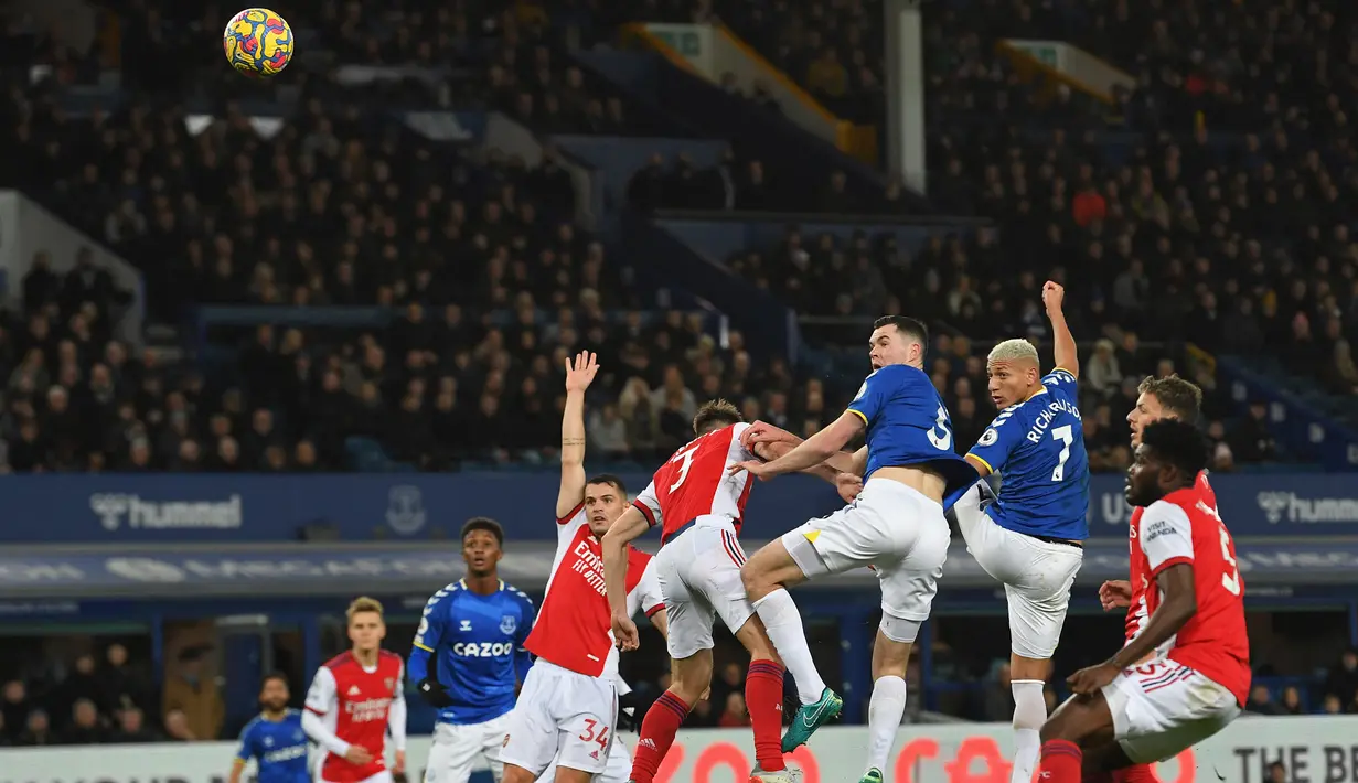 Pada menit ke-44, Richarlison (kedua dari kanan) mencetak gol lewat sundulan kepala memanfaatkan umpan tendangan bebas. Namun gol dianulir akibat terjadi offside sebelum gol terjadi. (AFP/Paul Ellis)