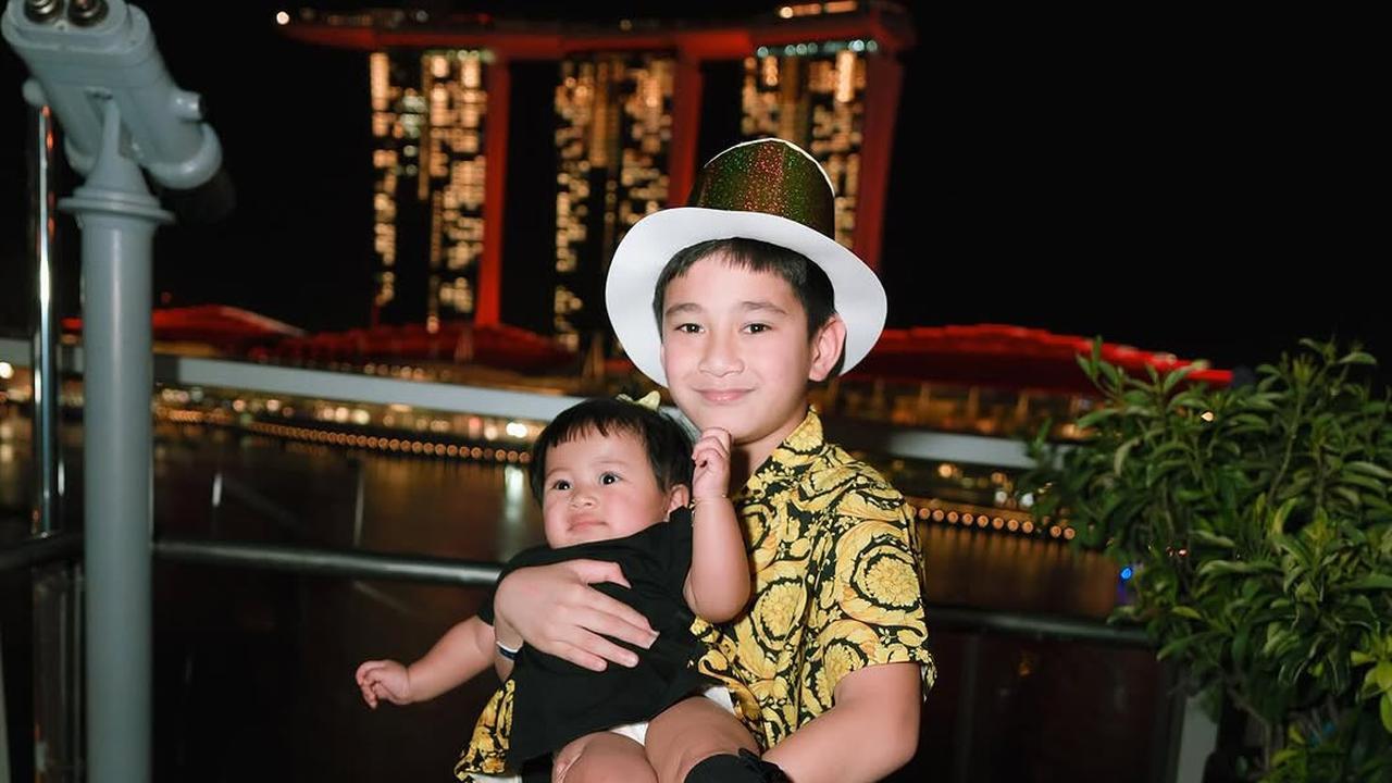 Potret Gemas Rafathar Gendong Lily, Ekspresinya Bikin Netizen Tersentuh