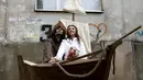 Kemesraan Yesakov dan Anastasiya di atas replika kapal 'Black Pearl' usai resmi menjadi suami-istri, Rusia, Jumat (5/2). Yesakov menyiapkan pesta pernikahan bertema 'Pirates of the Caribbean' sebagai kejutan untuk Anastasiya. (REUTERS/Eduard Korniyenko)