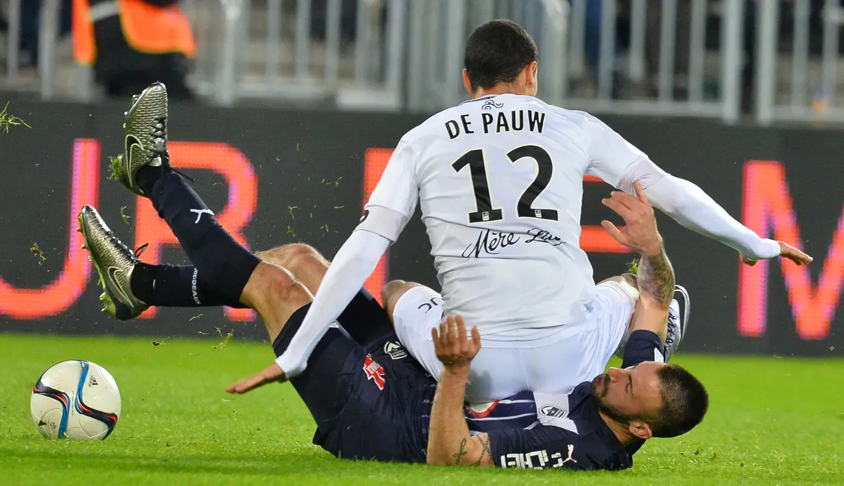 Pemain Guingamp, Nill de Pauw (atas), terjatuh di atas tubuh pemain Bordeaux, Diego Contento, dalam laga Liga Prancis di Stadion Matmut Atlantique,Bordeaux, Prancis, (6/12/2015). (AFP/Nicolas Tucat)
