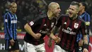 Bek AC Milan, Alex (kedua kiri) melakukan selebrasi usai mencetak gol kegawang Inter Milan pada lanjutan Serie A Liga Italia di Stadion San Siro, Milan (31/01/2016). AC Milan menang telak atas Inter Milan dengan skor 3-0. (REUTERS/Alessandro Garofalo)