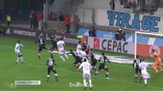 Florian Thauvin memastikan Marseille tetap menempel ketat penghuni posisi dua klasemen, Monaco dengan gol sundulan langka saat mem...