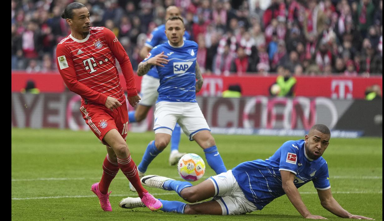 Pemain Bayern Munchen, Leroy Sane (kiri) berebut bola dengan pemain TSG Hoffenheim saat laga lanjutan Liga Jerman 2022/2023 di Allianz Arena, Munchen, Senin (17/04/2023) WIB. (AP Photo/Matthias Schrader)