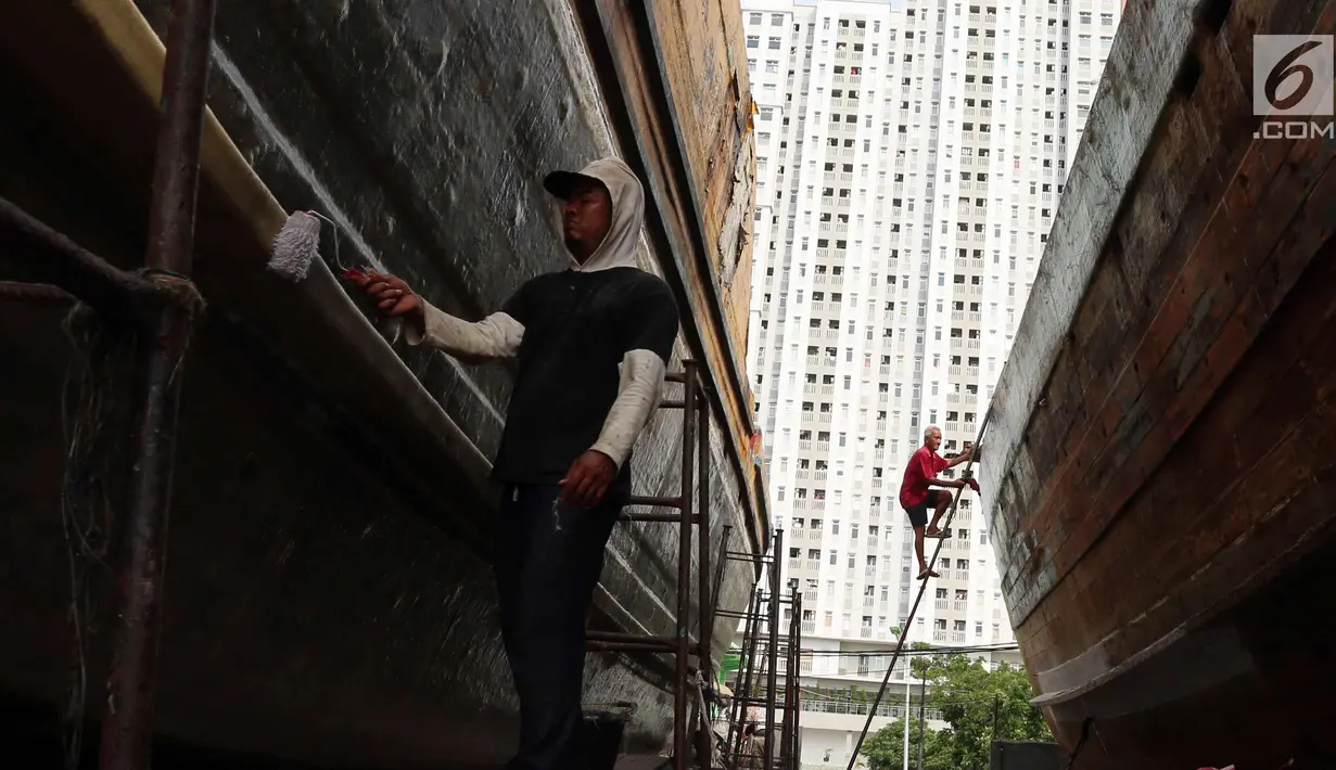 Pekerja merenovasi bagian kapal yang rusak di kawasan Muara Angke, Jakarta Utara, Selasa (7/11). Perbaikan kapal rata-rata selesai paling cepat selama 3 hari hingga setengah bulan lamanya tergantung kerusakan yang dialami. (Liputan6.com/Johan Tallo)