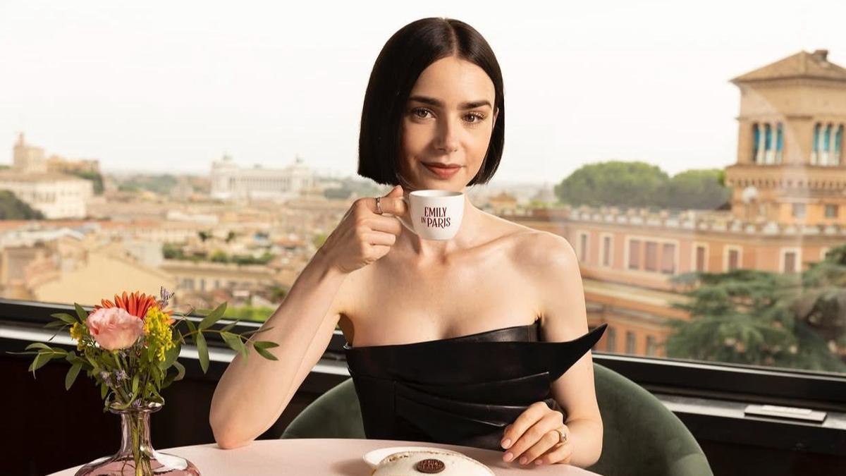 Cantiknya Nembus Layar, Intip 6 Cara Lily Collins Bintang Emily in Paris Season 5 Rawat Kulit