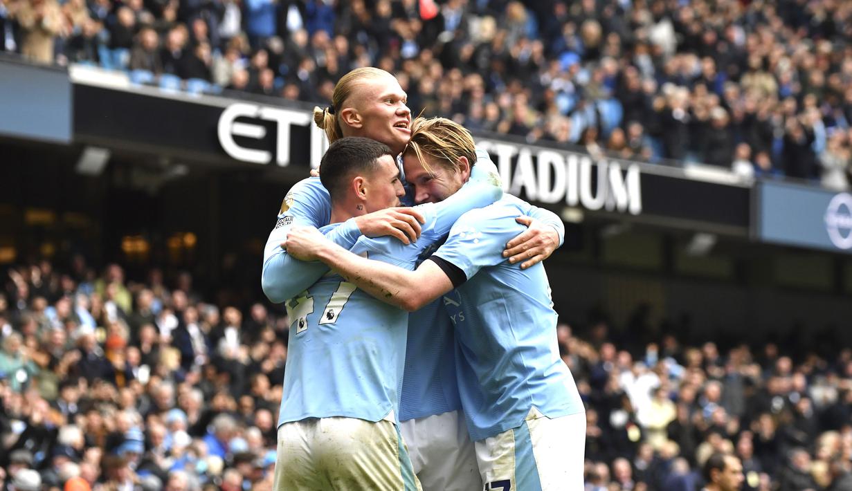 Pemain Manchester City, Erling Haaland, melakukan selebrasi bersama Phil Foden dan Jack Grealish setelah mencetak gol ke gawang Everton pada laga Premier League 2023/2024 pekan 24 di Stadion Etihad, Sabtu (10/2/2024). (AP Photo/Rui Viera)