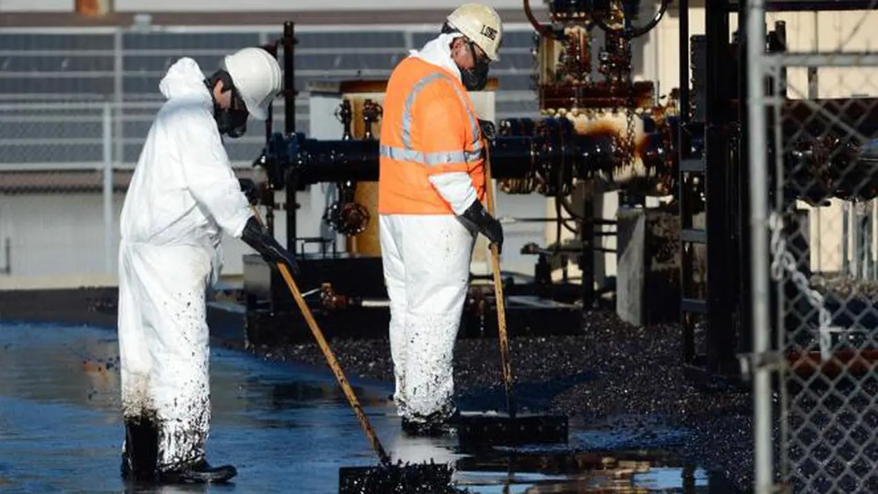 Los Angeles Banjir Minyak, Warga Bantu Bersihkan dengan Popok