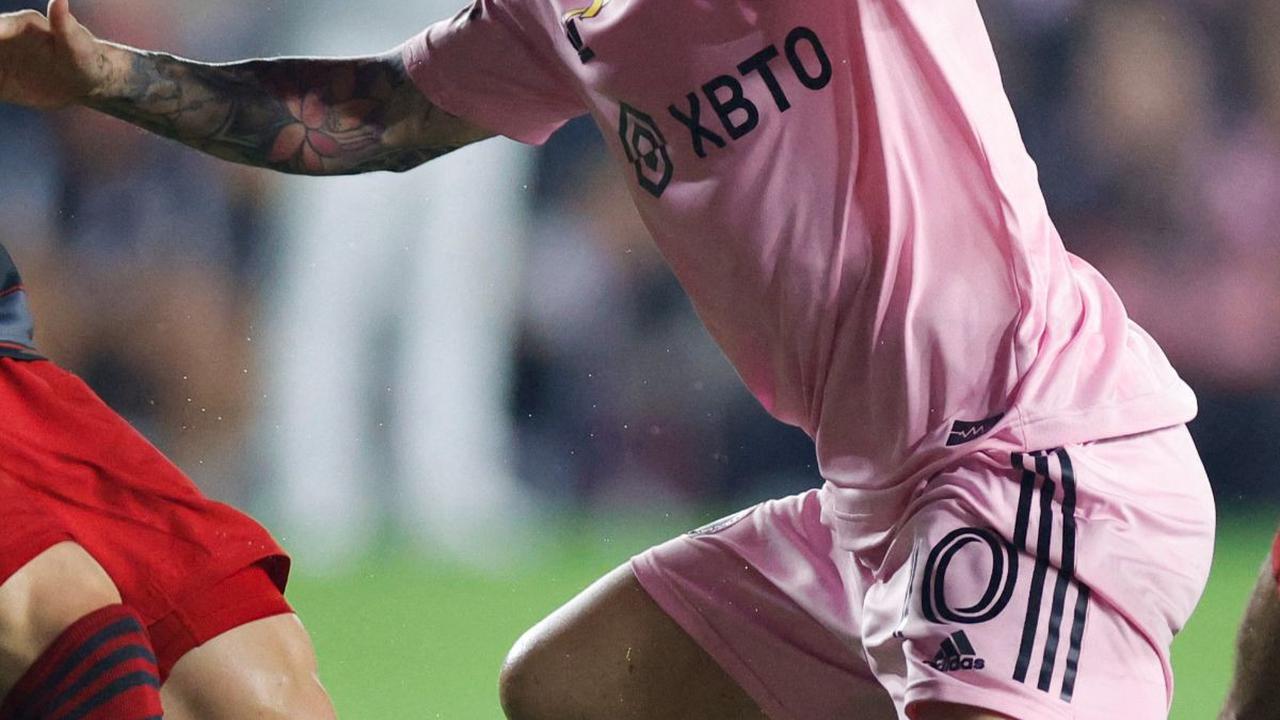 Aksi Lionel Messi saat mendapat tekanan dari dua pemain Toronto FC di DRV PNK Stadium di Fort Lauderdale, Florida (20/9/2023).<br>