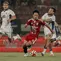 Gelandang Persib Bandung Marc Klok mencoba menarik bahu gelandang Bali United, Teppei Yachida dalam laga Dewata Challenge Series 2026 di Stadion Kapten I Wayan Dipta, Gianyar, Bali, Selasa (18/8/2026) malam WIB. (Dok. Bali United)