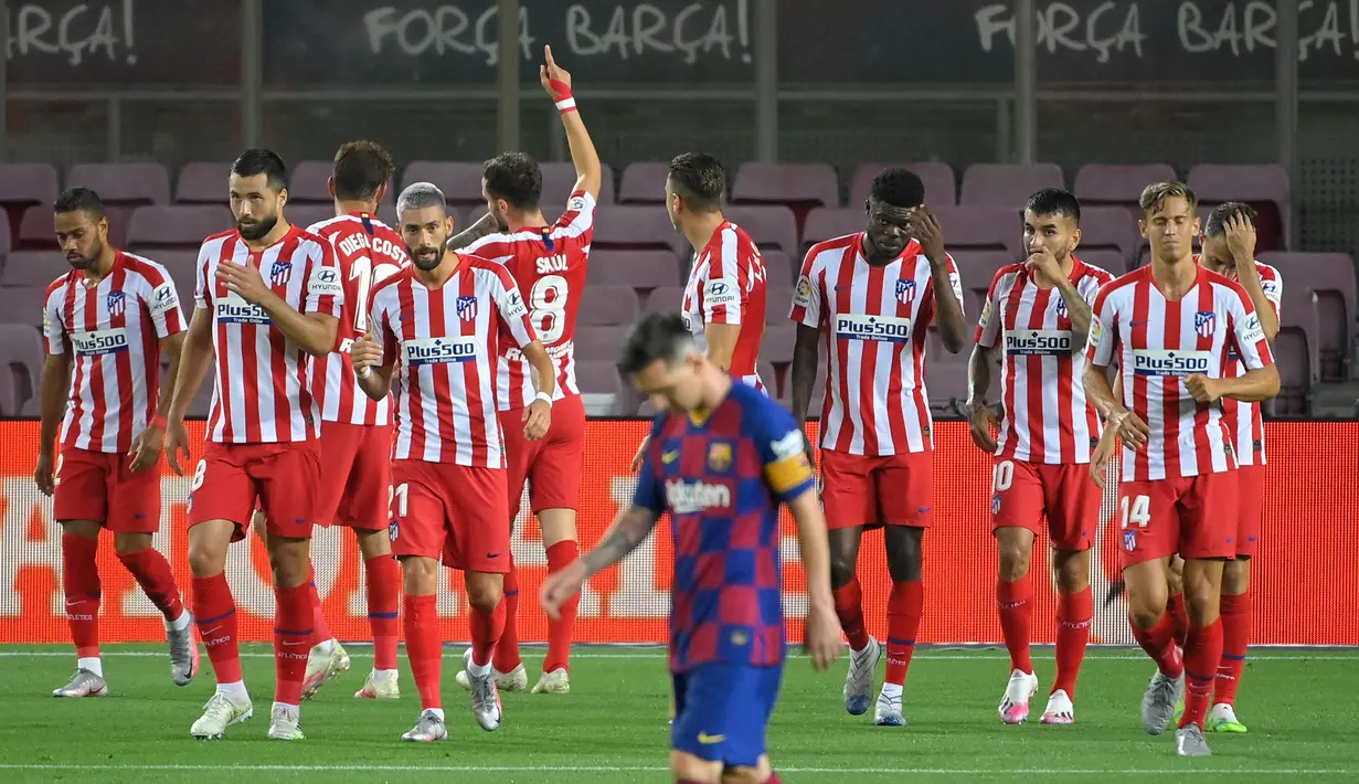 Pemain Atletico Madrid merayakan gol yang dicetak ke gawang Barcelona pada laga lanjutan La Liga pekan ke-33 di Camp Nou, Rabu (1/7/2020) dini hari WIB. Barcelona bermain imbang 2-2 atas Atletico Madrid. (AFP/Lluis Gene)