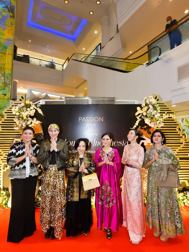 [Fimela] Nur Asia Uno di pameran bertajuk The Colour Of Indonesia