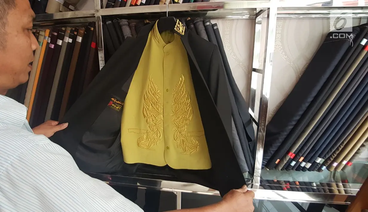 Pekerja menunjukkan pakaian yang akan dikenakan para Raja Adat saat ngunduh mantu Kahiyang-Bobby di Medan, Kamis (23/11). Untuk acara adat tersebut, pihak keluarga telah mempersiapkan busana khusus untuk para Raja. (Liputan6.com/Aditya Eka)