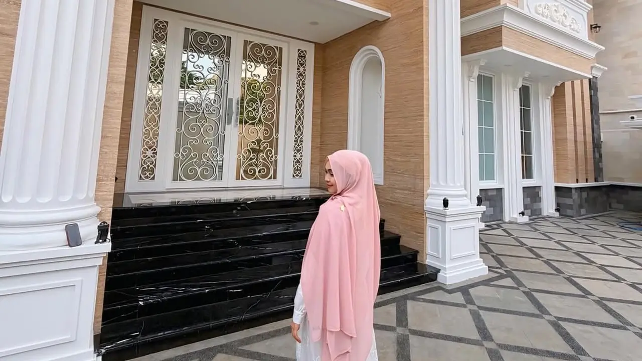 Potret Fasad Rumah Baru Ria Ricis (Instagram/@riaricis1795)