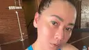 Meski cetar di atas panggung,  Inul Daratista tak sungkan memperlihatkan parasnya yang natural tanpa makeup. (FOTO: instagram.com/inul.d)
