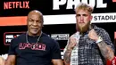 Dalam momen itu, Mike Tyson dan Jake Paul sudah saling adu psywar. Mereka sama-sama menunjukkan rasa optimistisnya bisa memenangkan duel tersebut. (AFP/Roy Rochlin)