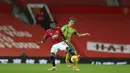 Gelandang Manchester United, Fred berebut bola dengan pemain Bromwich Albion, Conor Gallagher pada pertandingan Lanjutan Liga Inggris di stadion Old Trafford di Manchester, Inggris, Sabtu (21/11/2020). MU menang tipis atas West Bromwich Albion 1-0. (Cath Ivill/Pool via AP)