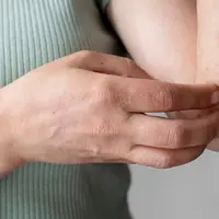 Memilih bahan busana yang tepat untuk kulit sensitif. (Foto: Freepik)