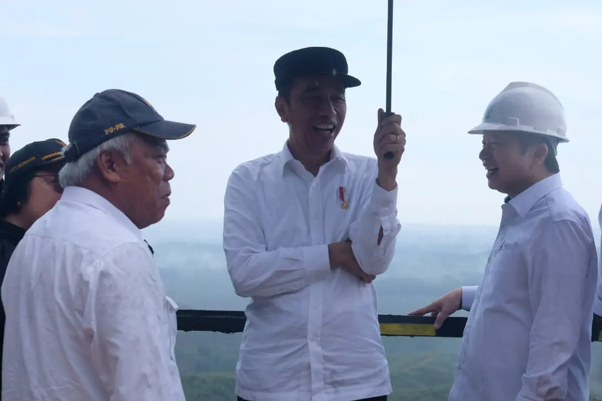 Presiden Joko Widodo atau Jokowi meninjau ibu kota baru di Kecamatan Sepaku Kabupaten Penajam Paser Utara, Kalimantan Timur, Selasa (17/12/2019).