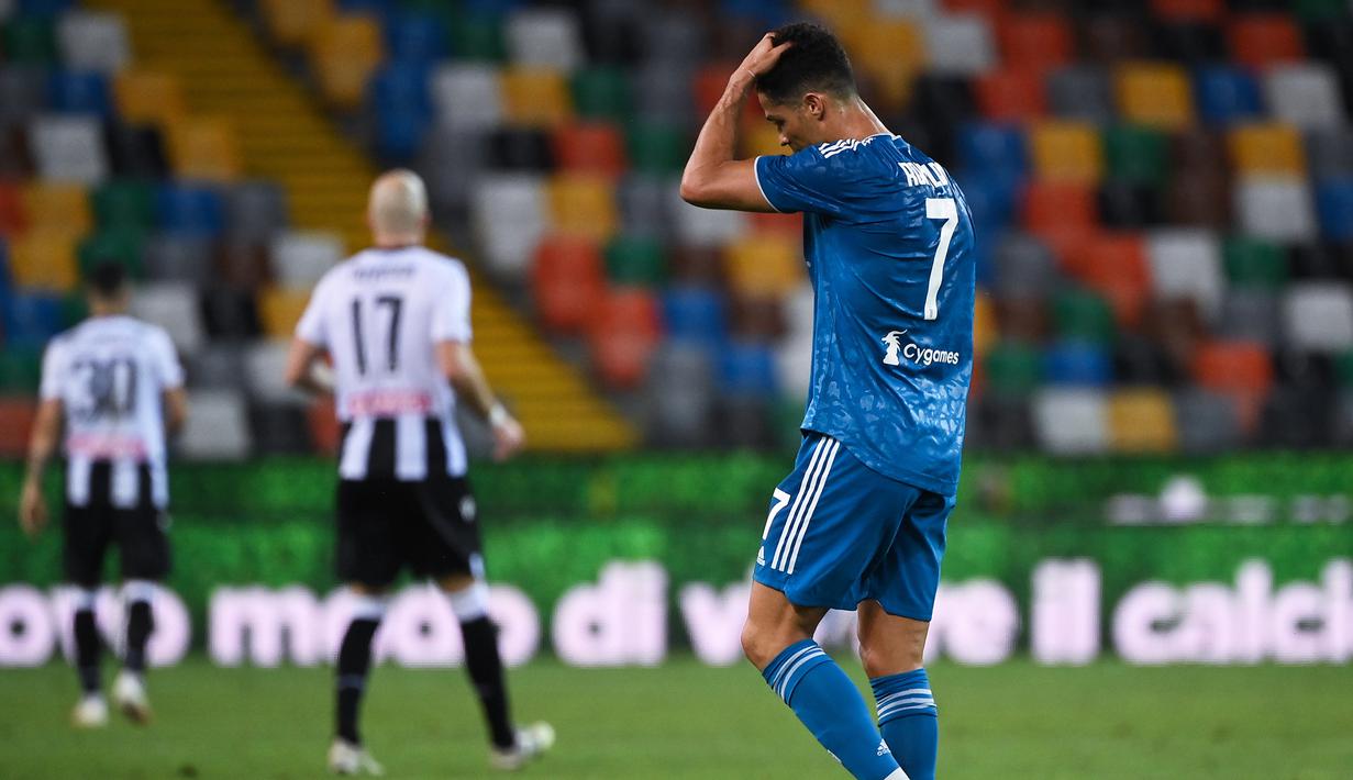 Penyerang Juventus, Cristiano Ronaldo, tampak kecewa usai kalah menghadapi Udinese pada laga lanjutan Serie A di Dacia Arena, Jumat (24/7/2020) dini hari WIB. Juventus kalah 1-2 atas Udinese (AFP/Marco Bertorello)