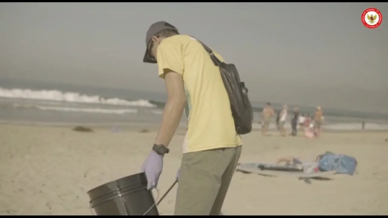 Konsulat Jenderal RI di Los Angeles melakukan kegiatan membersihkan pantai di Santa Monica, Los Angeles. (KJRI Los Angeles)