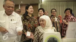 Menteri Sosial Khofifah Indar Parawansa dan Menteri Pekerjaan Umum dan Perumahan Rakyat Basuki Hadimuljono menunjukan hasil periksa tekanan darah di kantor Kemenko PMK Jakarta, Rabu (22/2). (Liputan6.com/Faizal Fanani)