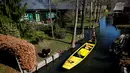 Tukang pos wanita dari Deutsche Pos DHL, Andrea Bunar menggunakan perahu tradisional untuk mengantar surat dan paket di desa Spreewald di Lehde, 4 April 2019. Andrea Bunar menjadi satu-satunya tukang pos wanita Jerman yang mengantarkan surat dengan yang menggunakan perahu (REUTERS/Hannibal Hanschke)