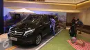 Pengunjung melihat interior Merci New V-Clas saat peluncuran di Jakarta, Rabu (30/3/2016). Merci New V-Clas bermesin diesel 4 silinder berkapasitas 2.100 cc turbocharger yang menghasilkan tenaga 163 dk dan torsi sebesar 380 Nm. (Liputan6.com/Angga Yuniar)