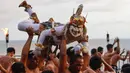 Tari kecak merupakan ritual shangyang atau tradisi menolak bala yang diselipkan kisah Ramayana di dalamnya. Tari kecak menceritakan tentang pencarian Permaisuri Shinta, Raja Rama dibantu oleh Hanoman. (David GANNON/AFP)
