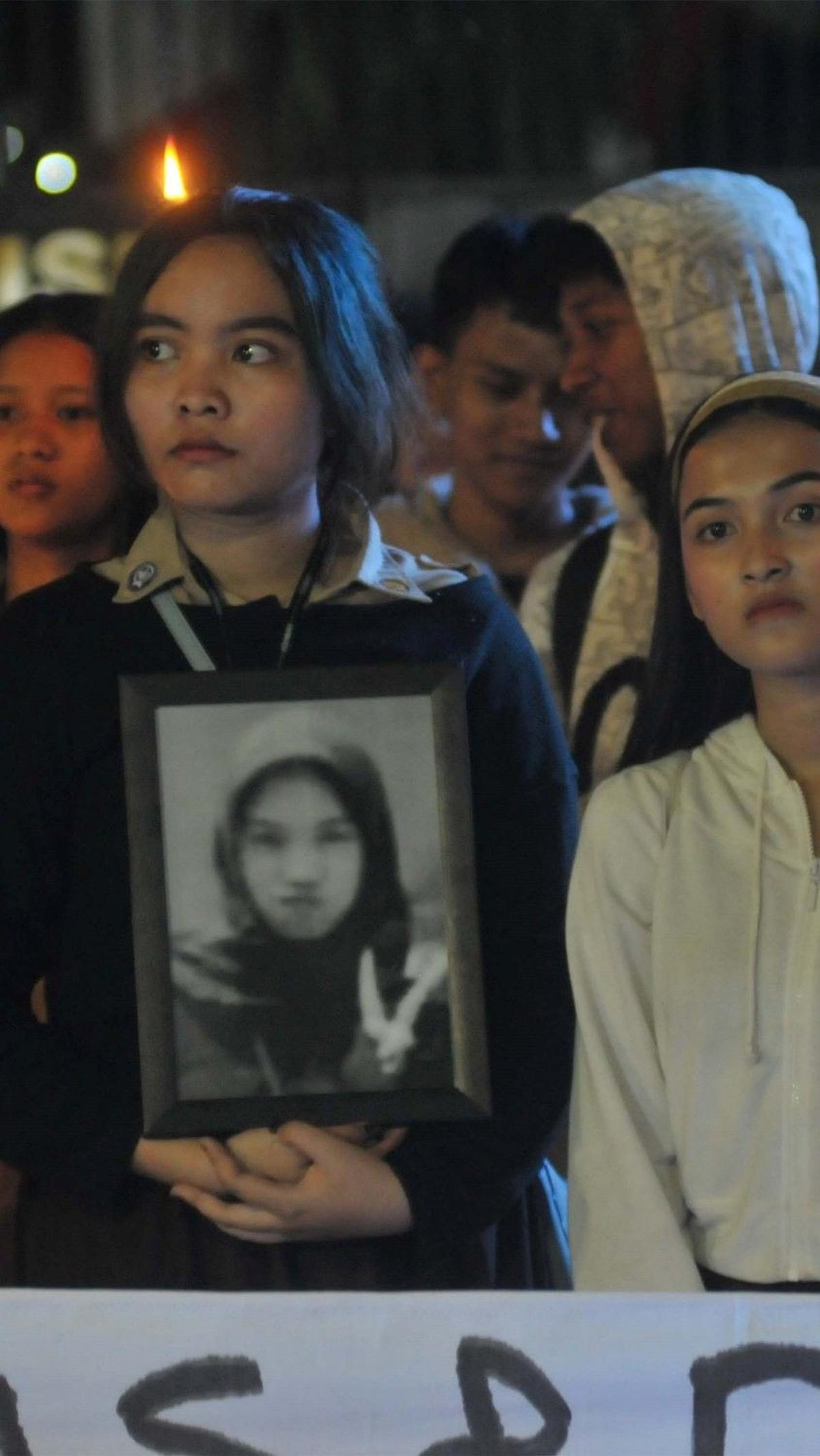 Dalam aksinya mereka membawa foto para korban dalam aksi tersebut. Foto: merdeka.com / Imam Buhori
