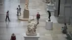 Para pengunjung berjalan melewati benda pameran di Metropolitan Museum of Art Fifth Avenue, New York, Amerika Serikat, 27 Agustus 2020. Dengan meningkatkan protokol kesehatan dan keselamatan, museum tersebut kembali dibuka untuk anggotanya pada 27 Agustus 2020. (Xinhua/Wang Ying)